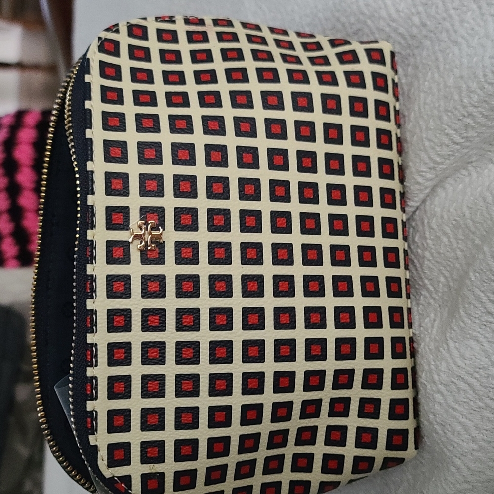 NWOT Tory Burch makeup bag.